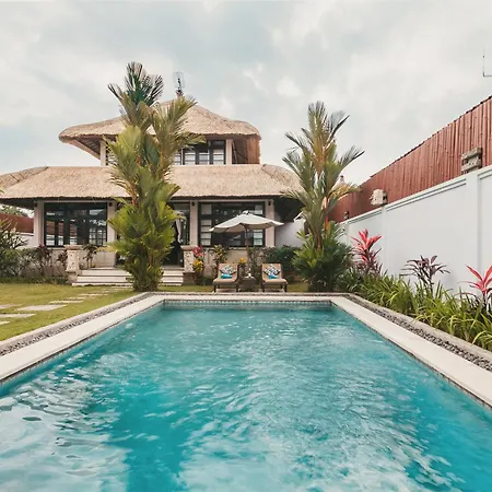 Batik Villa 3 Bedroom 3 Min Walk To Beach With Breakfast, Assistent Villa, Pick Up From Airport, Assistent Villa And Full Services